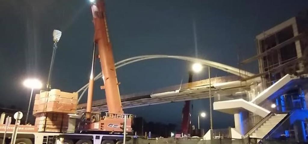 Τοποθετήθηκε η πεζογέφυρα στο Παλαιό Φάληρο